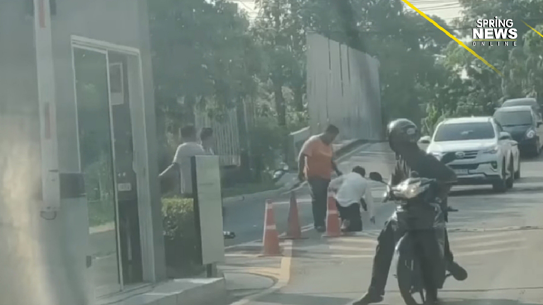พนักงานขนส่งชื่อดัง โชว์กร่างยกพวก รุมทำร้าย รปภ. หมู่บ้าน