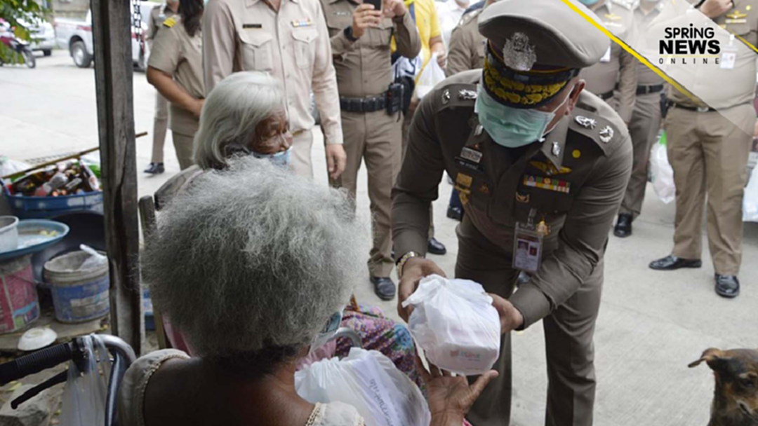ตำรวจภูธรจังหวัดปทุมธานี จัดโครงการรับอาหารฟรี มอบถึงมือประชาชน ตำรวจภูธรจังหวัดปทุมธานี จัดโครงการรับอาหารฟรี มอบถึงมือประชาชน