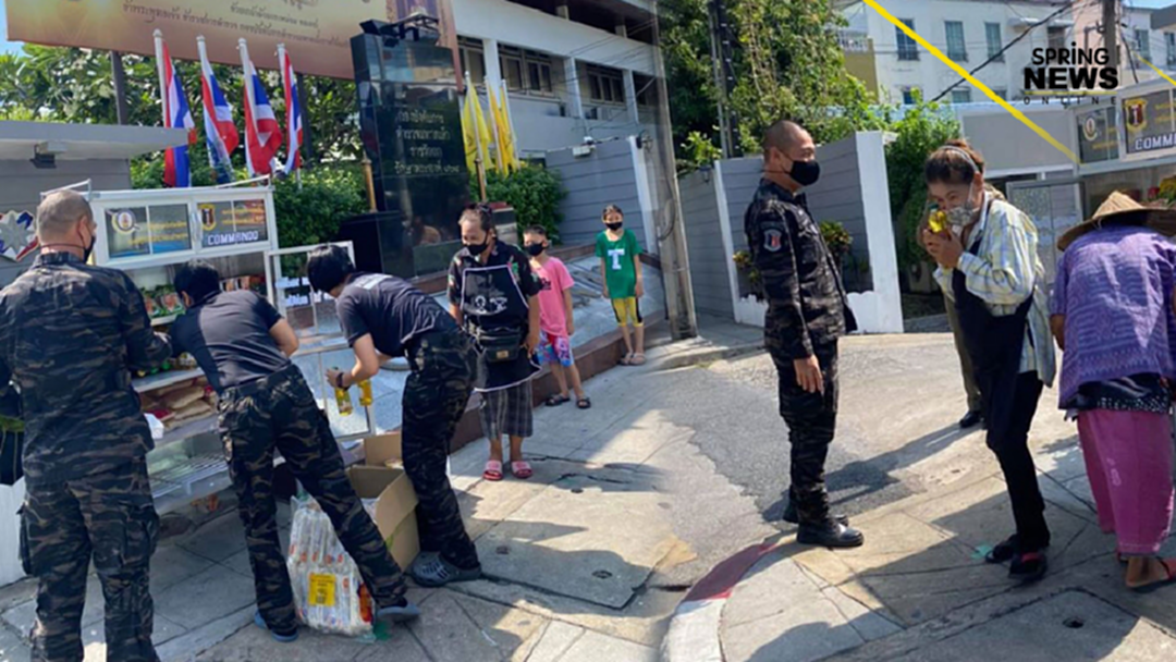 'รองฯต่อ' เผยภาพ 'ตู้ปันสุข' ตั้งหน้าคอมมานโด แบ่งปันอาหารช่วยผู้เดือดร้อน 'รองฯต่อ' เผยภาพ 'ตู้ปันสุข' ตั้งหน้าคอมมานโด แบ่งปันอาหารช่วยผู้เดือดร้อน