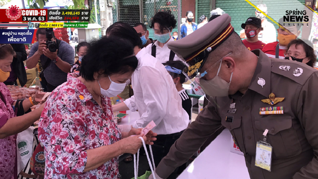 รองผบช.น. ร่วม กต.ตร.แจกถุงยังชีพ 11 ชุมชน รองผบช.น. ร่วม กต.ตร.แจกถุงยังชีพ 11 ชุมชน