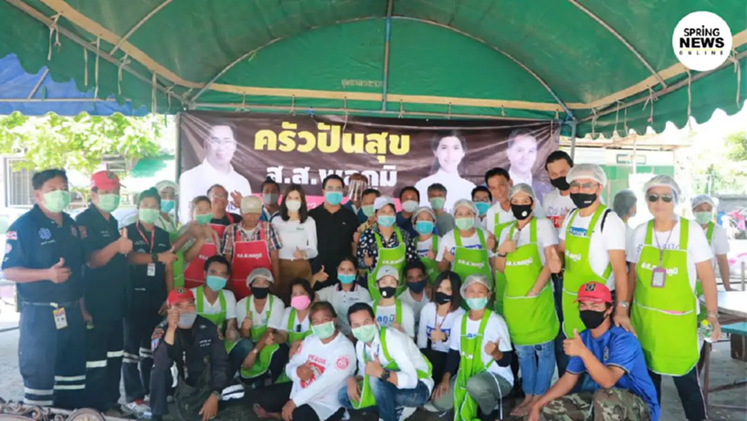 "พลภูมิ" เปิด "ครัวปันสุข" แจกอาหารฟรีช่วยประชาชนต่อเนื่อง "พลภูมิ" เปิด "ครัวปันสุข" แจกอาหารฟรีช่วยประชาชนต่อเนื่อง