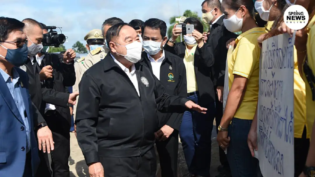 'บิ๊กป้อม' มอบถุงยังชีพให้ชาวสวนปาล์ม วอนเชื่อมั่นรัฐบาล ดูแลแก้ปัญหาแบบยั่งยืน