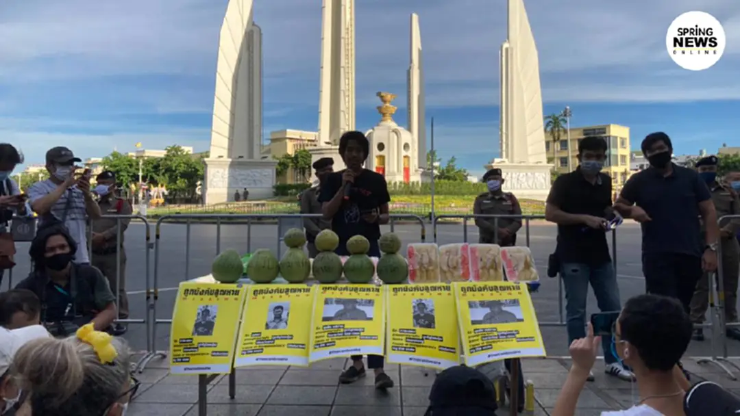 กลุ่มมวลชนจัดกิจกรรมเชิงสัญลักษณ์ บริเวณอนุสาวรีย์ประชาธิปไตย หนุนข้อเรียกร้องของกลุ่มเยาวชนปลดแอก กลุ่มมวลชนจัดกิจกรรมเชิงสัญลักษณ์ บริเวณอนุสาวรีย์ประชาธิปไตย หนุนข้อเรียกร้องของกลุ่มเยาวชนปลดแอก