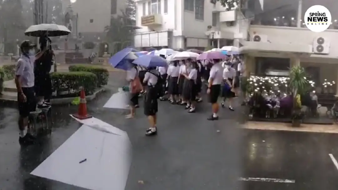 ส่องแฟลชม็อบวันศุกร์ ฝนพรำ คอนเซ็ปต์ #เกียมอุดมไม่ก้มหัวให้เผด็จการ
