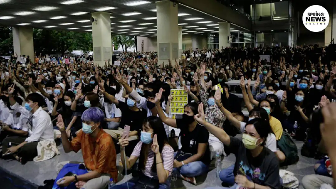 ม็อบจุฬาฯ ย้ายที่ปราศรัยหลังเจอฝนถล่มหนัก ลั่น 'หยุดคุกคามประชาชน' ม็อบจุฬาฯ ย้ายที่ปราศรัยหลังเจอฝนถล่มหนัก ลั่น 'หยุดคุกคามประชาชน'