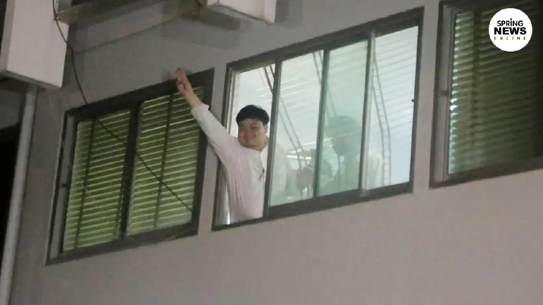 "เพนกวิน" โผโบกมือ ตะโกน สบายดี เตรียมฝากขังพรุ่งนี้ "เพนกวิน" โผโบกมือ ตะโกน สบายดี เตรียมฝากขังพรุ่งนี้
