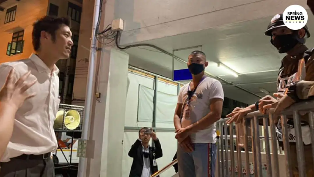 ธนาธร เดินทางไปให้กำลังใจ "บารมี ชัยรัตน์" โดนเจ้าหน้าที่กันไม่ให้ขึ้น สน.