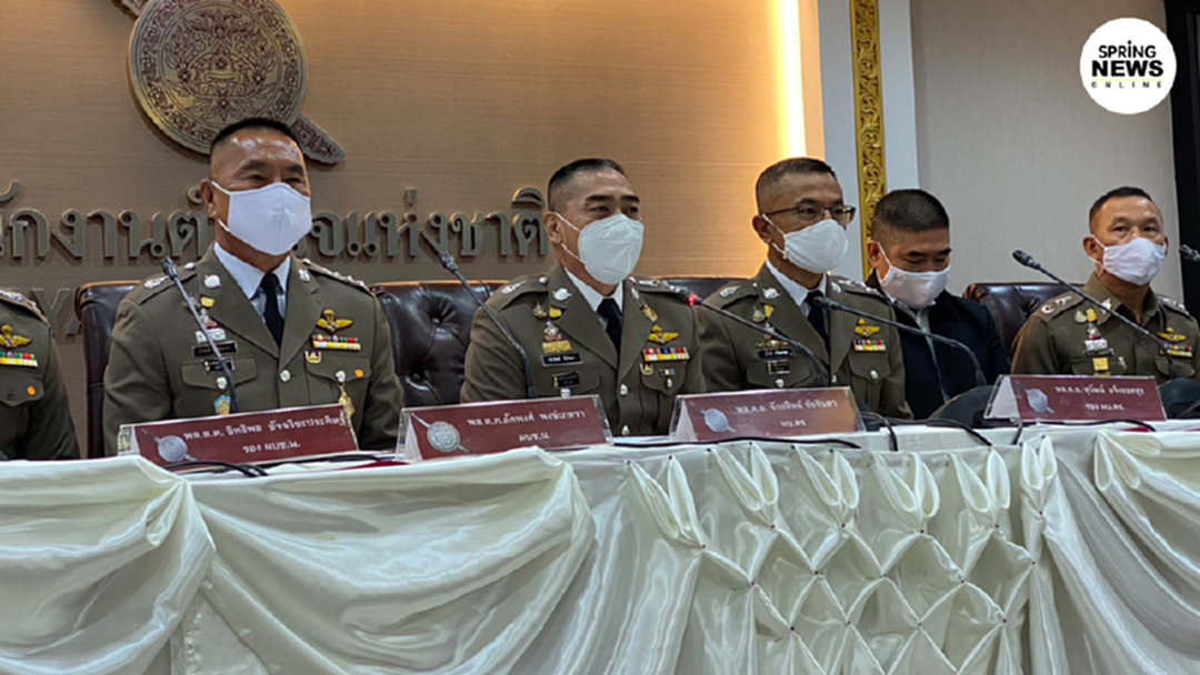 "จักรทิพย์" นำทีมแถลงรวบ 2 ผัวเมียชิงทอง โลตัสวังหิน ก่อนอำลาตำแหน่ง "จักรทิพย์" นำทีมแถลงรวบ 2 ผัวเมียชิงทอง โลตัสวังหิน ก่อนอำลาตำแหน่ง