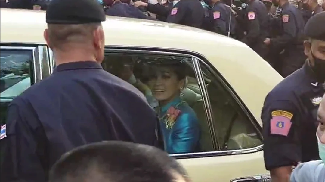 พระราชินี ทรงโบกพระหัตถ์ แย้มพระสรวล ขณะขบวนเคลื่อนผ่านผู้ชุมนุม พระราชินี ทรงโบกพระหัตถ์ แย้มพระสรวล ขณะขบวนเคลื่อนผ่านผู้ชุมนุม