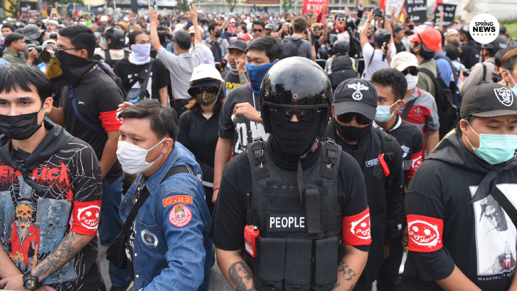 "ม็อบคณะราษฎร" รวมตัว "ราชดำเนิน" พบ มวลชนสวมเสื้อแดง "นปช." ร่วมด้วย
