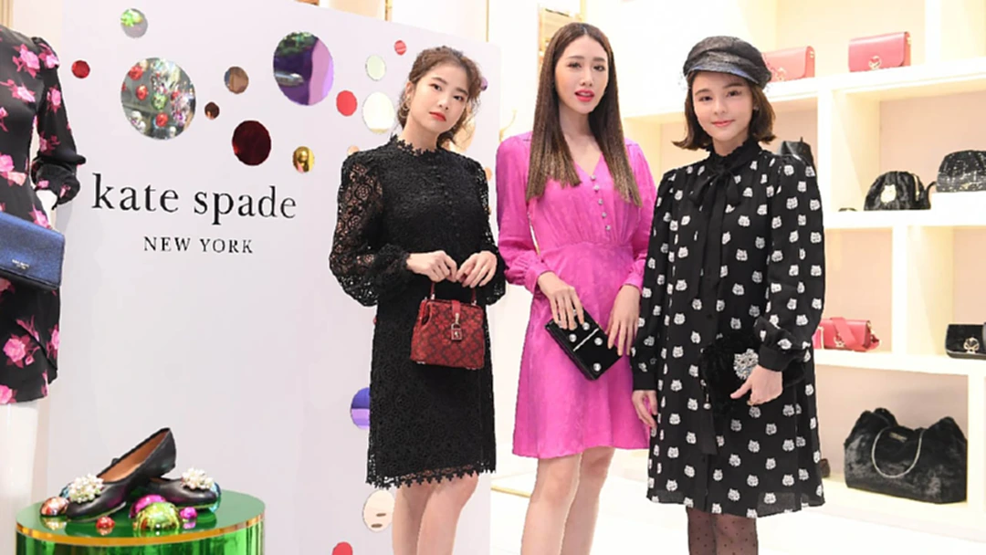 ออม-สุชาร์ พาเพื่อนชม คอลเลกชั่นฮอลิเดย์ 2020 Kate Spade New York ออม-สุชาร์ พาเพื่อนชม คอลเลกชั่นฮอลิเดย์ 2020 Kate Spade New York