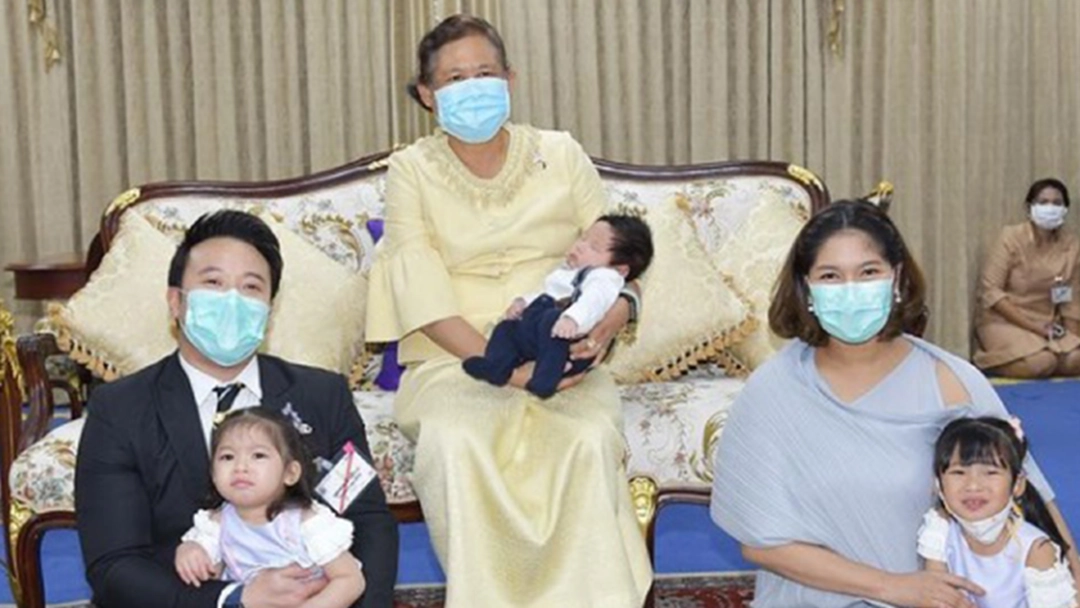 มิค-เบนซ์ ปลื้มปีติ กรมสมเด็จพระเทพฯ ทรงขริบผมไฟให้ลูกชายคนเล็ก มิค-เบนซ์ ปลื้มปีติ กรมสมเด็จพระเทพฯ ทรงขริบผมไฟให้ลูกชายคนเล็ก