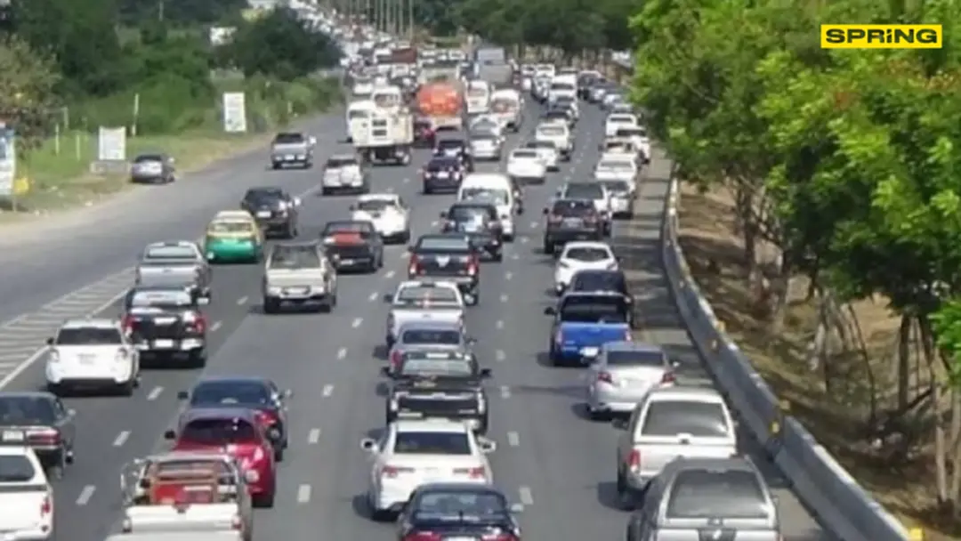 รอง ผบ.ตร ขึ้น ฮ.  เช็กจราจร รับสงกรานต์ คาด วันนี้รถออกจาก กทม.  6 แสนคัน