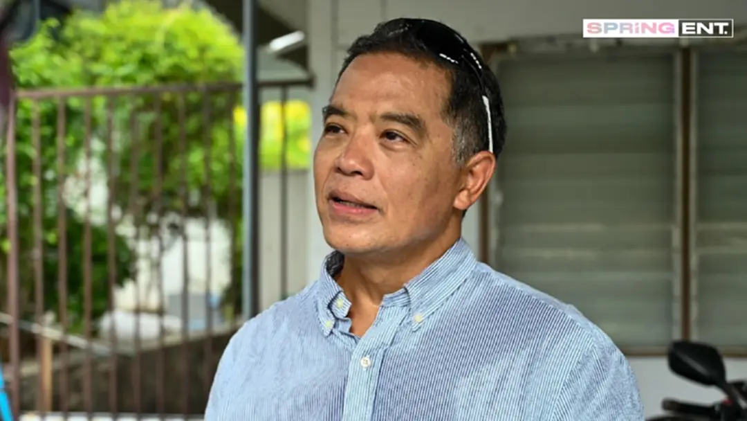 ฮาร์ท สุทธิพงศ์ เข้ารายงานตัวคดี ม.112 ที่สน.นางเลิ้ง หลังแชร์ข่าวในหลวง