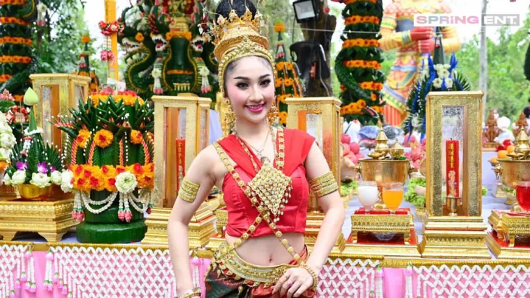 หมูแฮม มิสแกรนด์ปราจีนบุรี รำฝ่าสายฝน บวงสรวงท้าวเวสสุวรรณสุดอ่อนช้อย หมูแฮม มิสแกรนด์ปราจีนบุรี รำฝ่าสายฝน บวงสรวงท้าวเวสสุวรรณสุดอ่อนช้อย