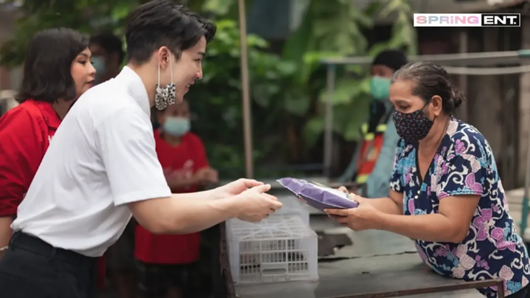 ภูผา นพวิชญ์ จูงมือหวานใจช่วยเหลือชุมชนมักกะสัน จากภาวะเศรษฐกิจฝืดเคือง