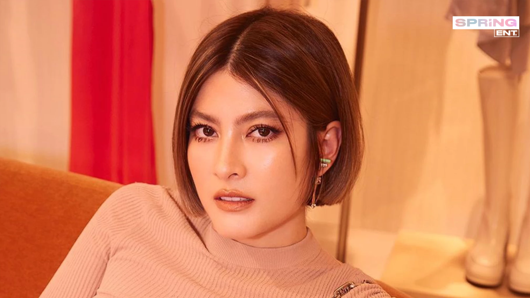 ซีรีส์ 30 เพิ่งเริ่มต้น The Thirsty 30 2568 สามสิบ… คือวัยที่เส้นแบ่งระหว่างความฝันอันหอมหวานกับความเป็นจริงที่ขมปร่าเริ่มเลือนหายไป สำหรับหญิงสาวราศีมีนสามคนนี้ พวกเธอต่างก้าวเข้าสู่เลขสามด้วยหัวใจที่เปี่ยมด้วยความหวัง ว่าความรักที่มั่นคงและความสำเร็จที่คู่ควรจะรอคอยอยู่ ทว่า โชคชะตาไม่เคยเล่นตามกฎเกณฑ์ของใครเลย เมื่อแสงสปอตไลต์ของสังคมชั้นสูงที่ดูหรูหราเริ่มเผยให้เห็นรอยร้าวเบื้องหลัง บททดสอบก็ถาโถมเข้ามาไม่หยุดหย่อน ตั้งแต่การตกเป็นไวรัลให้โลกตัดสิน การถูกหักหลังที่เจ็บปวดที่สุด ไปจนถึงการทำสงครามเย็นในสมรภูมิออฟฟิศอันแสนดุเดือด ในเกมชีวิตที่ไม่มีใครเป็นกลางนี้ พวกเธอจะเลือกจมดิ่งไปกับบาดแผล หรือจะสวมชุดเกราะ ตัดสินใจสู้ เพื่อเป็นผู้ครอบครองเกมนี้เสียเอง 5 Gf7C7Vm0pl6dqyfJ8Ie2