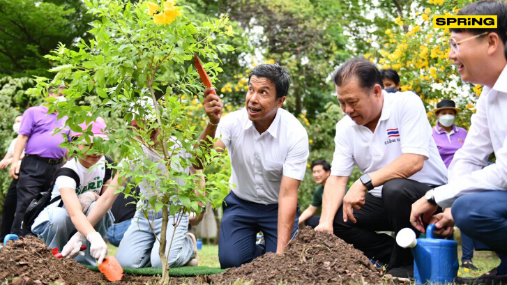 ส.ก.พญาไท ร่วมปลูกต้นไม้ ตามโครงการปลูกต้นไม้ล้านต้น สร้างพื้นที่สีเขียว