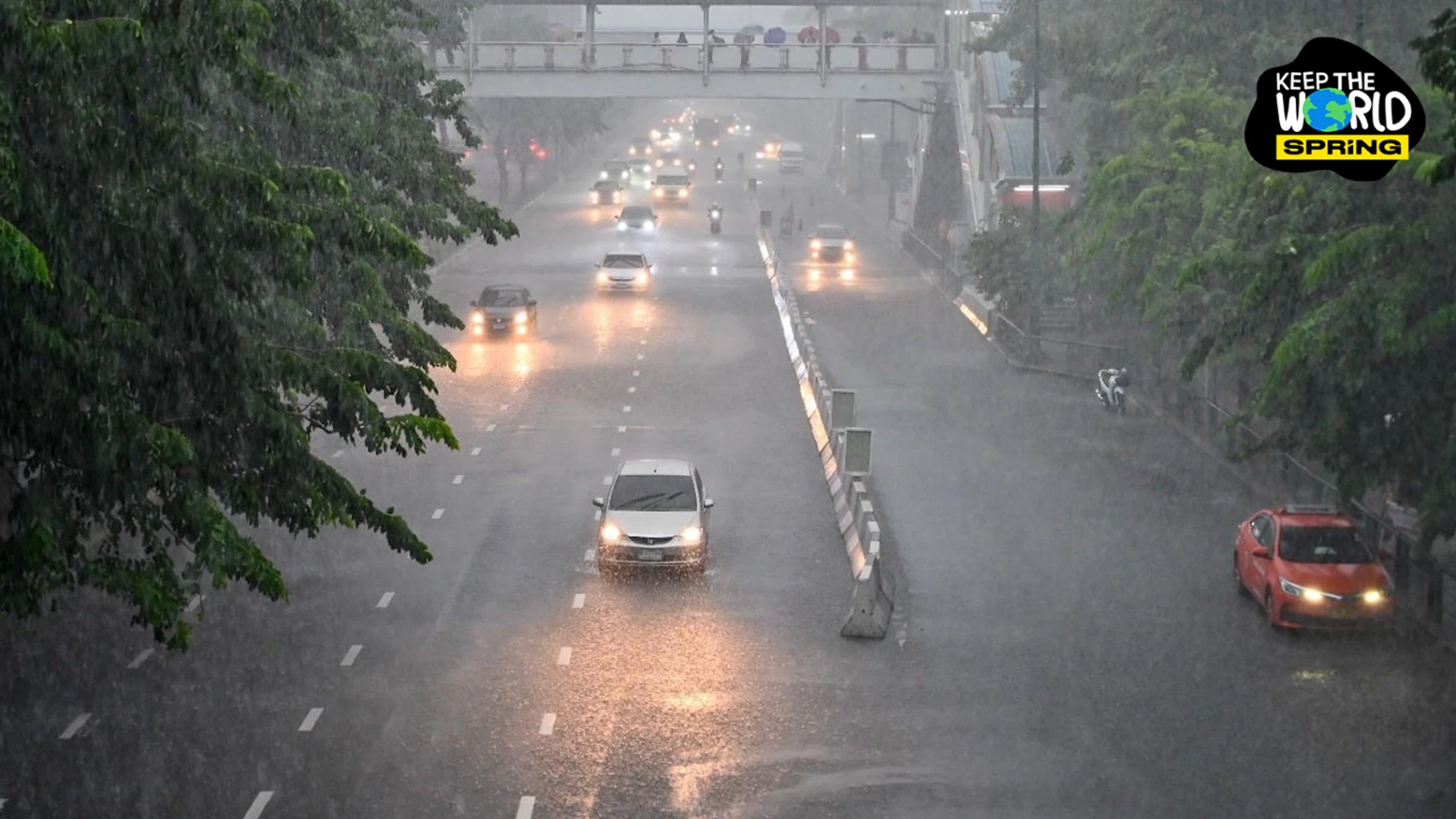 กรมอุตุฯ เตือน ฝนถล่มทั่วไทย ระวังน้ำท่วม กทม. ไม่รอด ฝนตก 80%