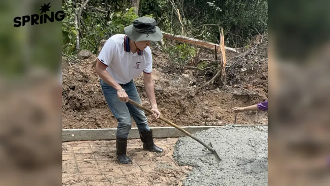 "ไทรวมพลัง" ลุยทำถนนคอนกรีต ช่วยทหารชายแดนช่องบก-ช่องอานม้า "ไทรวมพลัง" ลุยทำถนนคอนกรีต ช่วยทหารชายแดนช่องบก-ช่องอานม้า