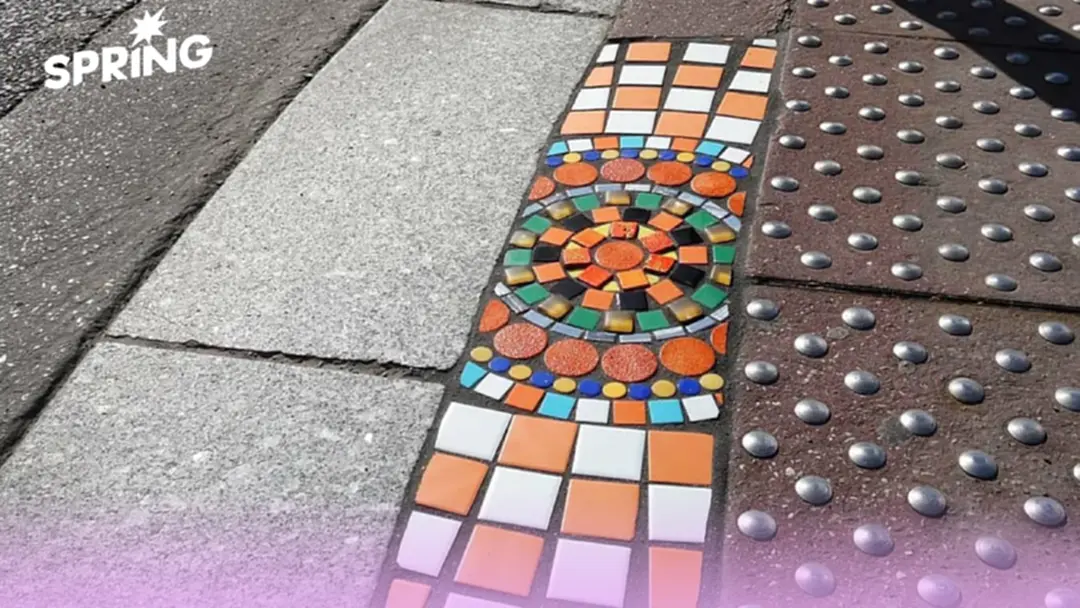 ซ่อมแซมถนนที่แตกร้าว ให้เป็นงานศิลปะชิ้นใหม่ของเมือง