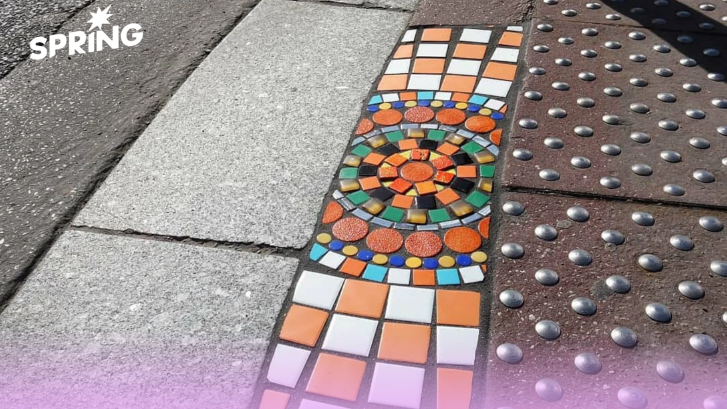 ซ่อมแซมถนนที่แตกร้าว ให้เป็นงานศิลปะชิ้นใหม่ของเมือง