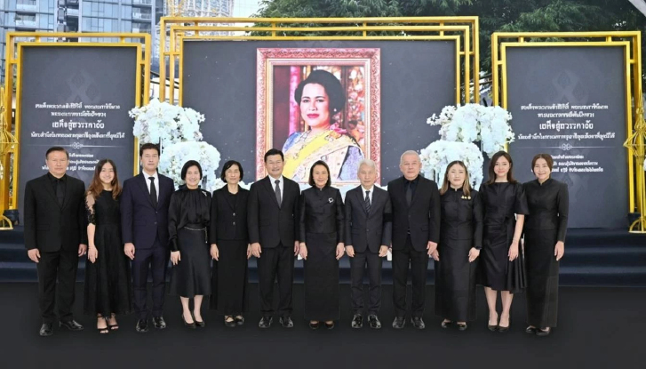 เดอะมอลล์ กรุ๊ป จัดพิธีตักบาตรอุทิศถวายพระราชกุศล 'สมเด็จพระพันปีหลวง'