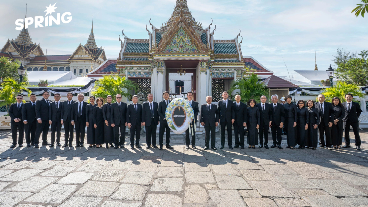 กลุ่มบีทีเอส เข้าเฝ้าฯ กราบถวายบังคมพระบรมศพ สมเด็จพระบรมราชชนนีพันปีหลวง