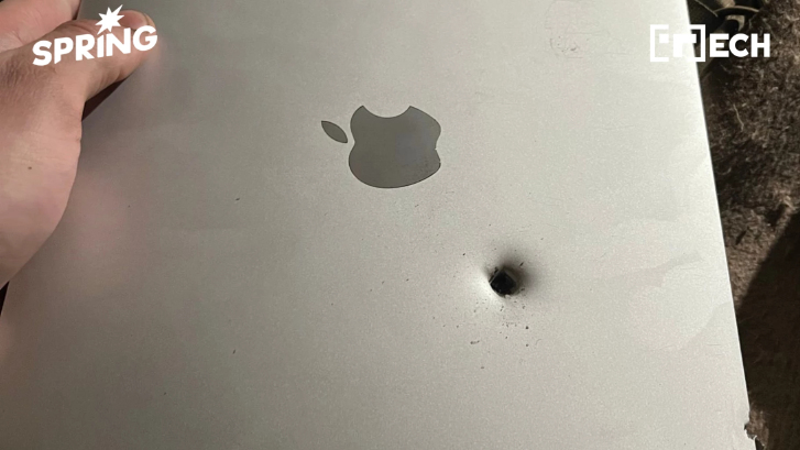 MacBook Air M1 รับระเบิดแทนทหารยูเครน เครื่องทะลุแต่ยังเปิดติด