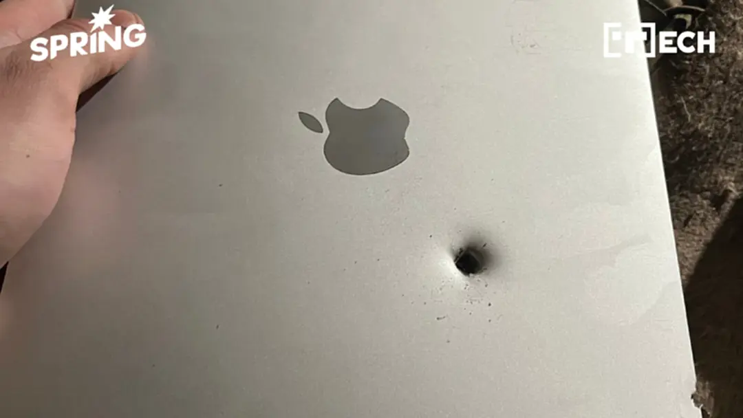 MacBook Air M1 รับระเบิดแทนทหารยูเครน เครื่องทะลุแต่ยังเปิดติด MacBook Air M1 รับระเบิดแทนทหารยูเครน เครื่องทะลุแต่ยังเปิดติด