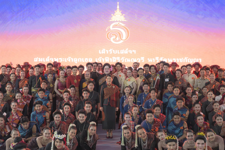 สมเด็จพระเจ้าลูกเธอ เจ้าฟ้าสิริวัณณวรี นารีรัตนราชกัญญา เสด็จไปทอดพระเนตรการจัดแสดงผลงานภูมิปัญญาผ้าไทย จ.กาฬสินธุ์