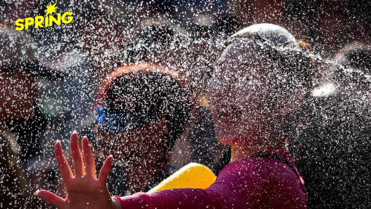 ทำไมคนไม่อยากเปียก ถึงยอมเล่นน้ำสงกรานต์ ? อะไรที่ทำให้เรายอมโอนอ่อนตาม