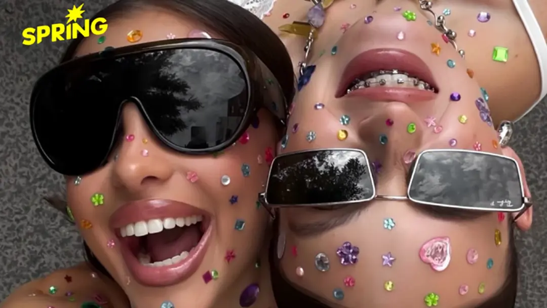 เจาะเทรนด์ 'Bedazzled Everything' เทรนด์แฟชั่นฮิต ติดเพชรวิบวับ เจาะเทรนด์ 'Bedazzled Everything' เทรนด์แฟชั่นฮิต ติดเพชรวิบวับ