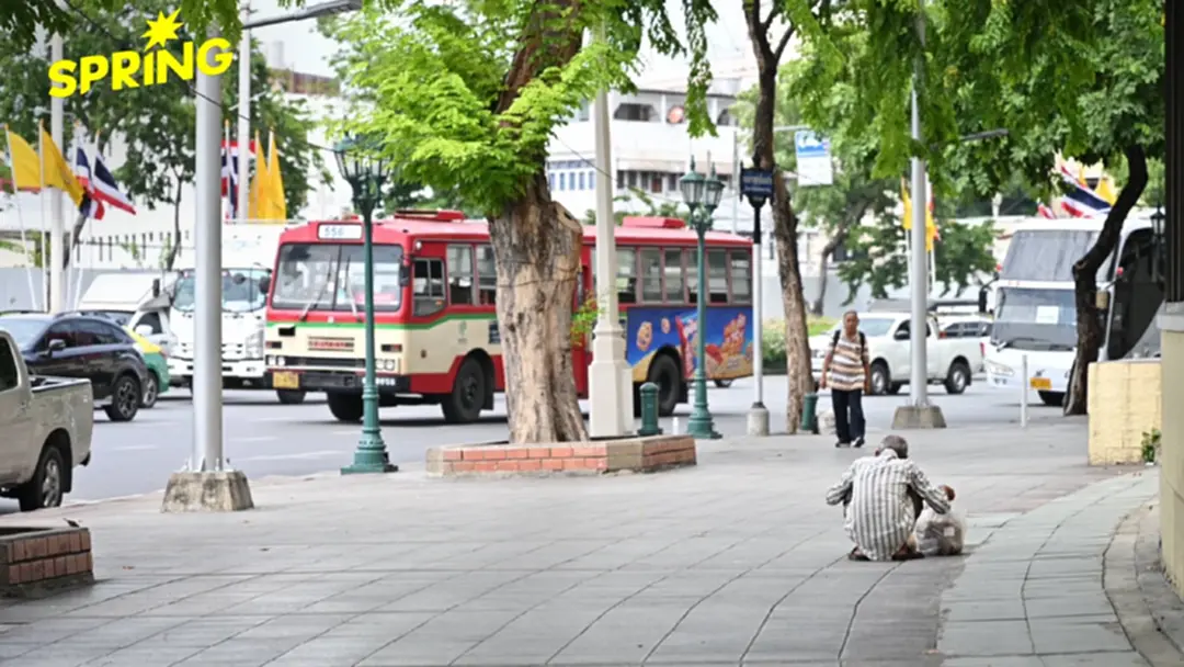 กทม.เบรกแจกอาหารคนไร้บ้านริมราชดำเนิน หวั่นปัญหาความปลอดภัย กทม.เบรกแจกอาหารคนไร้บ้านริมราชดำเนิน หวั่นปัญหาความปลอดภัย