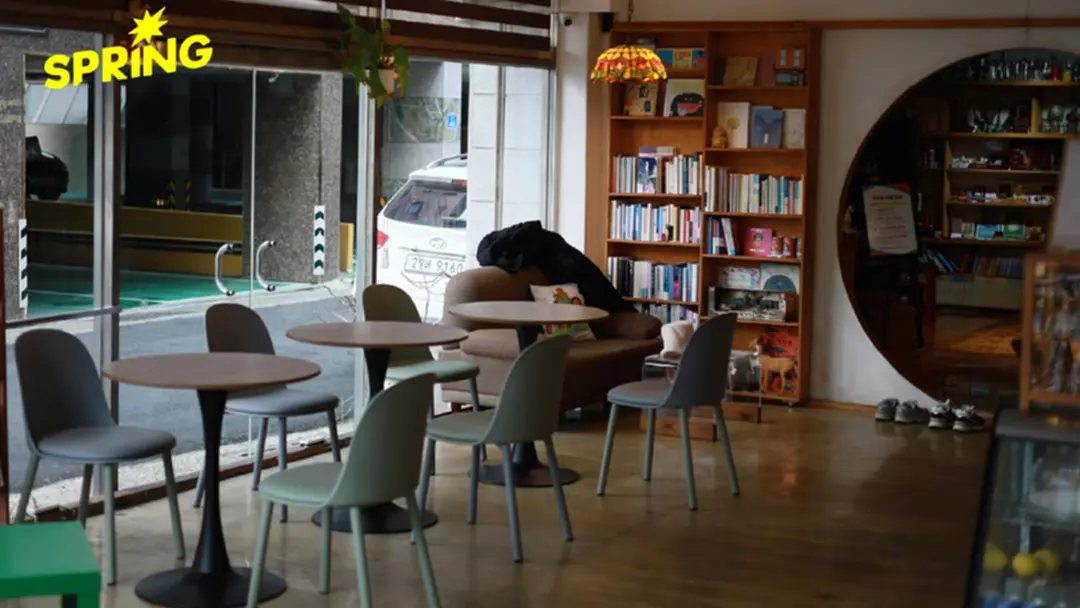Gen Z คนรุ่นใหม่ โหยหา 'Third Place' หนีหน้าจอ เข้าคาเฟ่อ่านหนังสือ Gen Z คนรุ่นใหม่ โหยหา 'Third Place' หนีหน้าจอ เข้าคาเฟ่อ่านหนังสือ